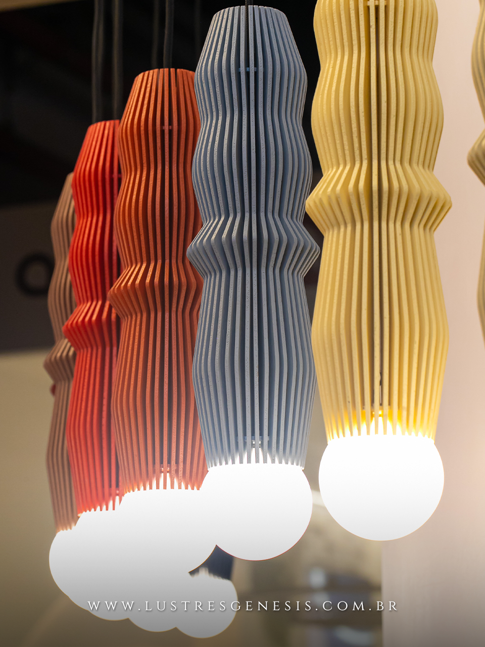 Pendente moderno com acabamento em lacas coloridas e vidro branco fosco, ideal para cabeceira de cama, balc&atilde;o de cozinha, quartos e lavabo.